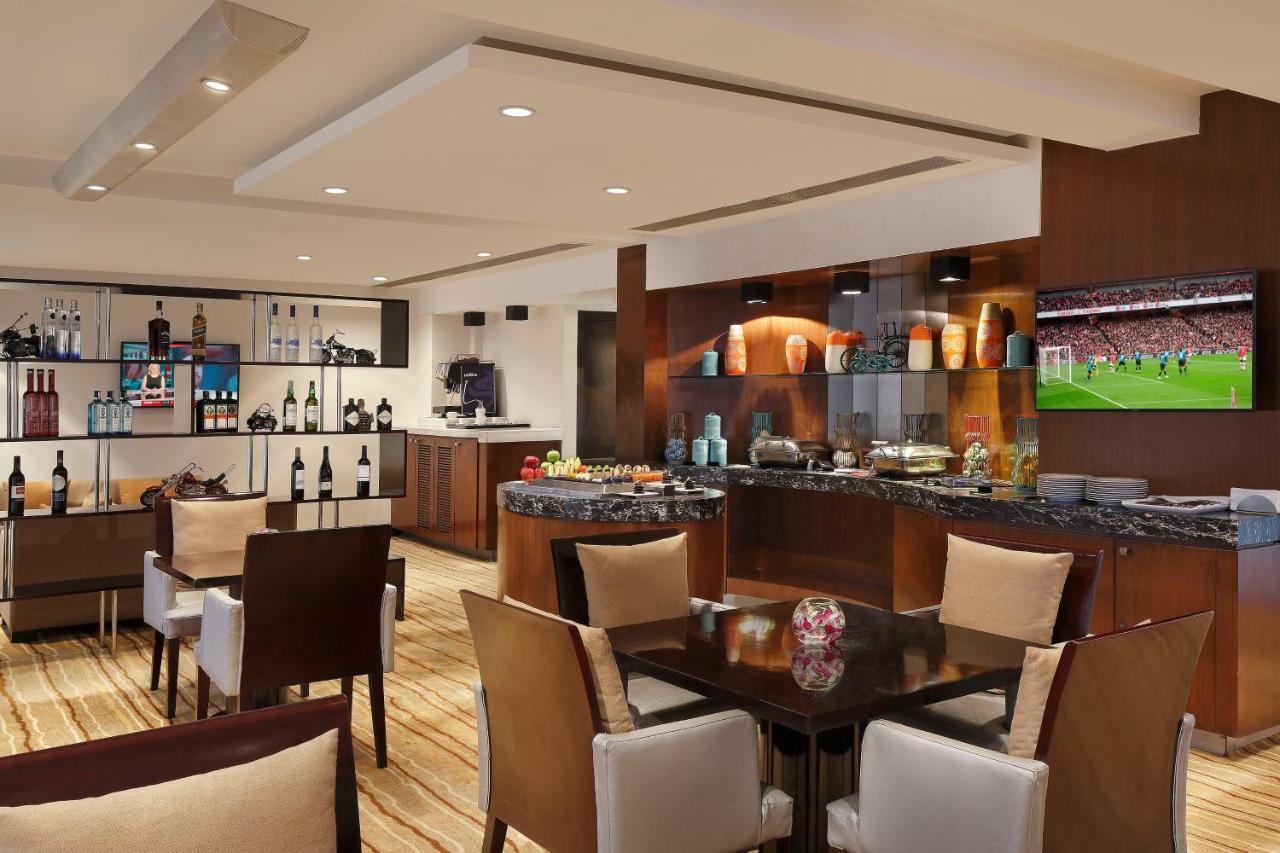 Novotel Mumbai Juhu Beach Kültér fotó The Emirates Lounge at Dubai International Airport