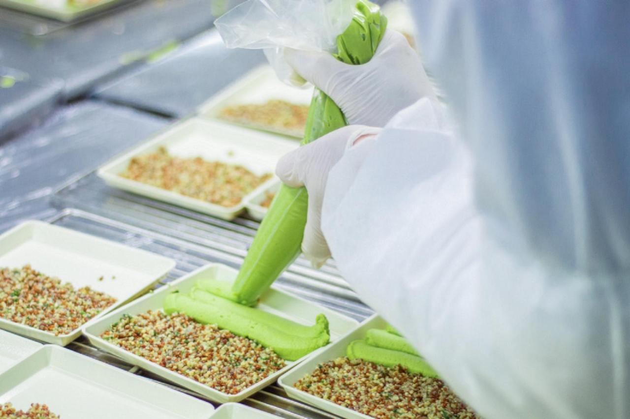 Novotel Mumbai Juhu Beach Kültér fotó A researcher working with plant tissue culture