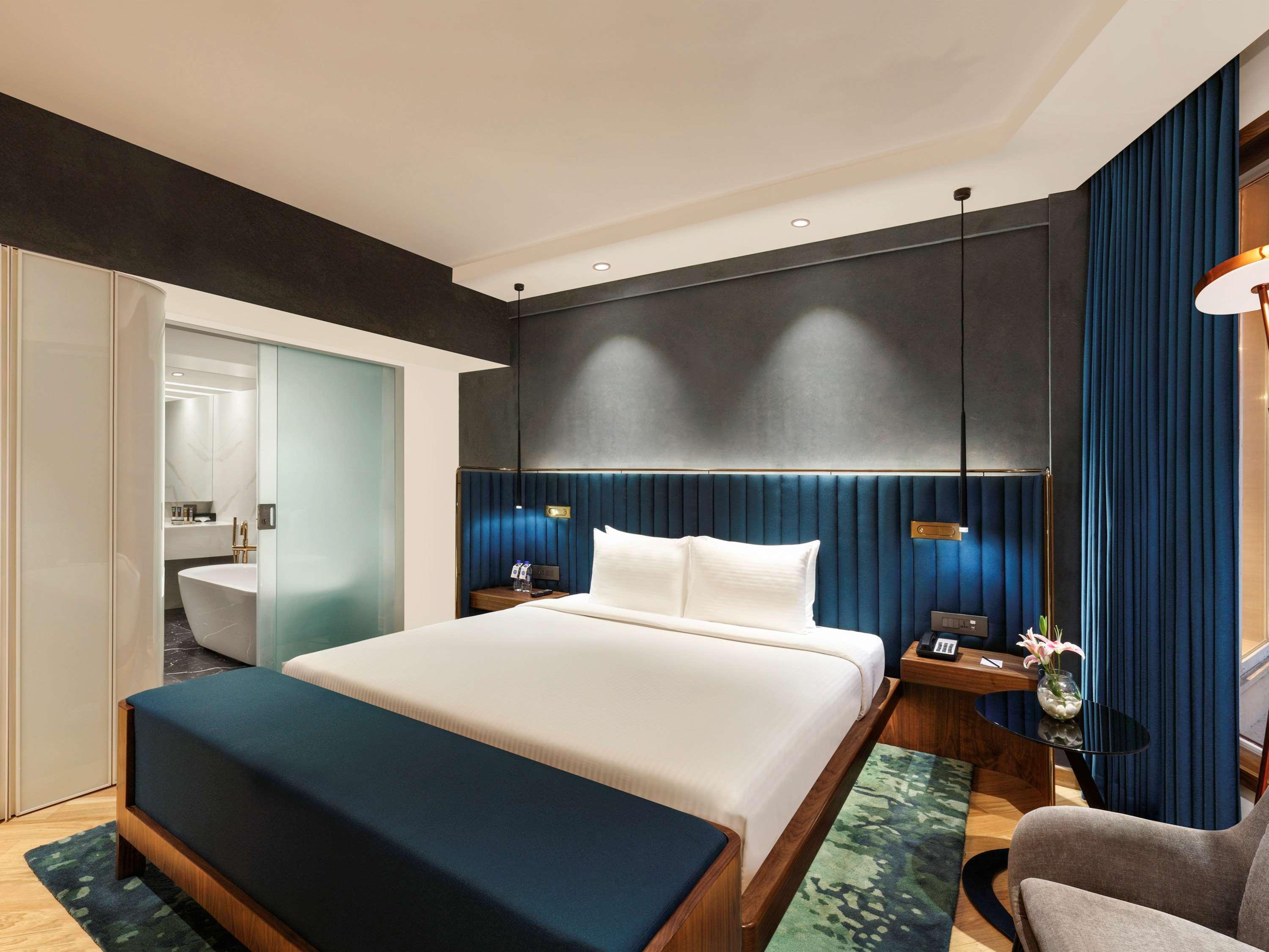 Novotel Mumbai Juhu Beach Kültér fotó A bedroom at the hotel