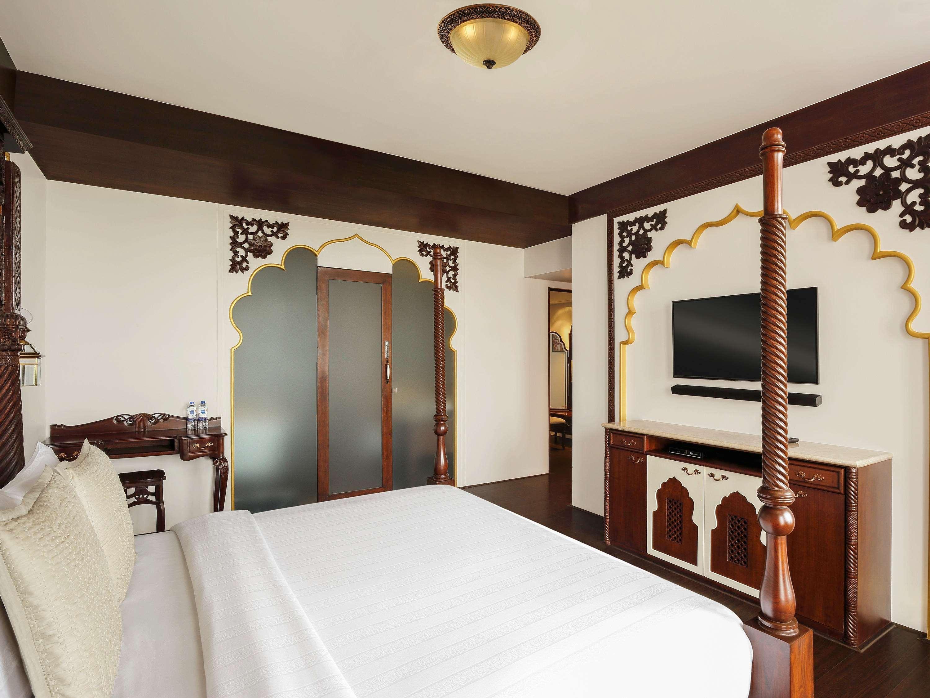 Novotel Mumbai Juhu Beach Kültér fotó A bedroom at the Taj Mahal Palace
