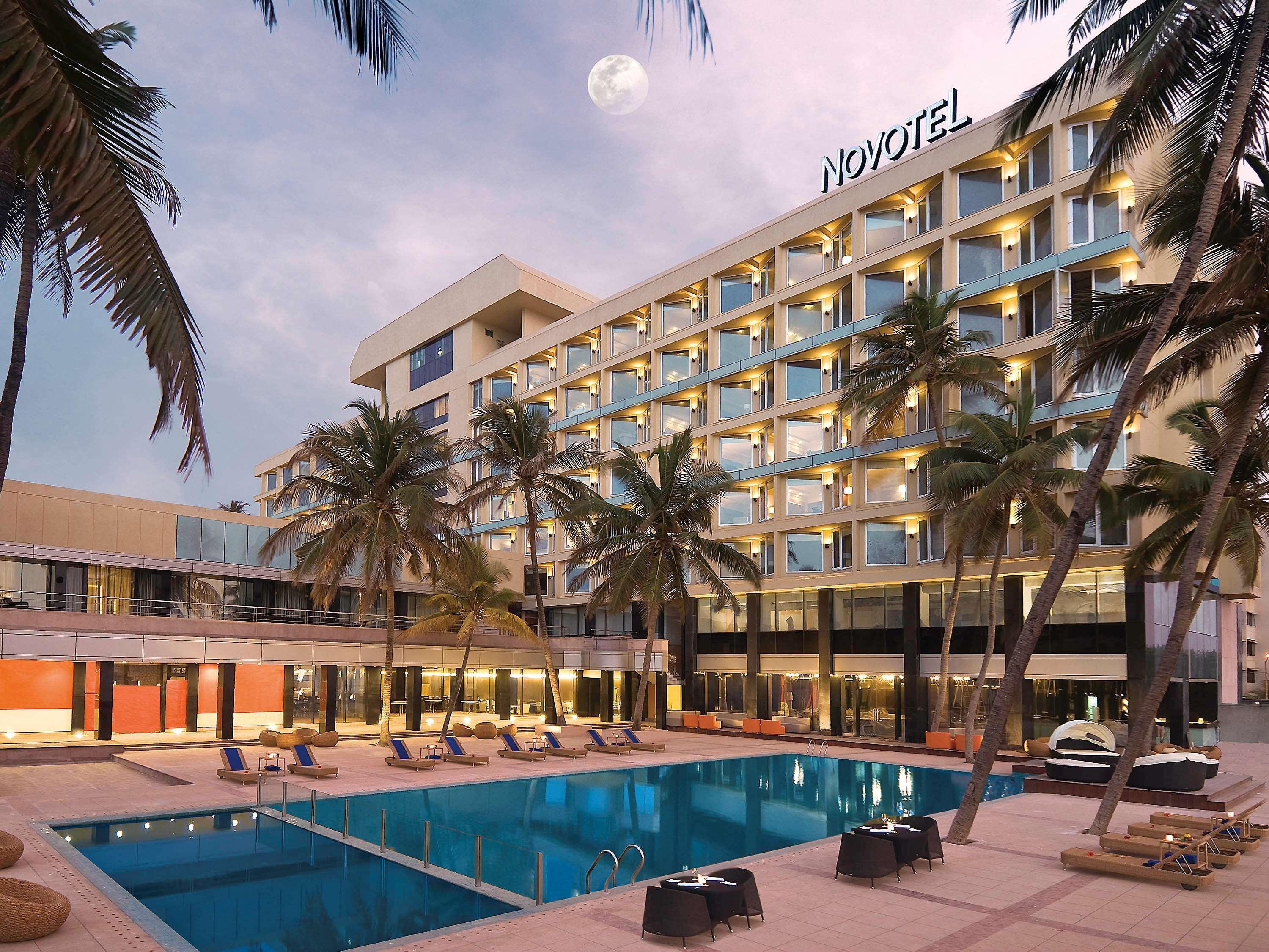 Novotel Mumbai Juhu Beach Kültér fotó The hotel's pool