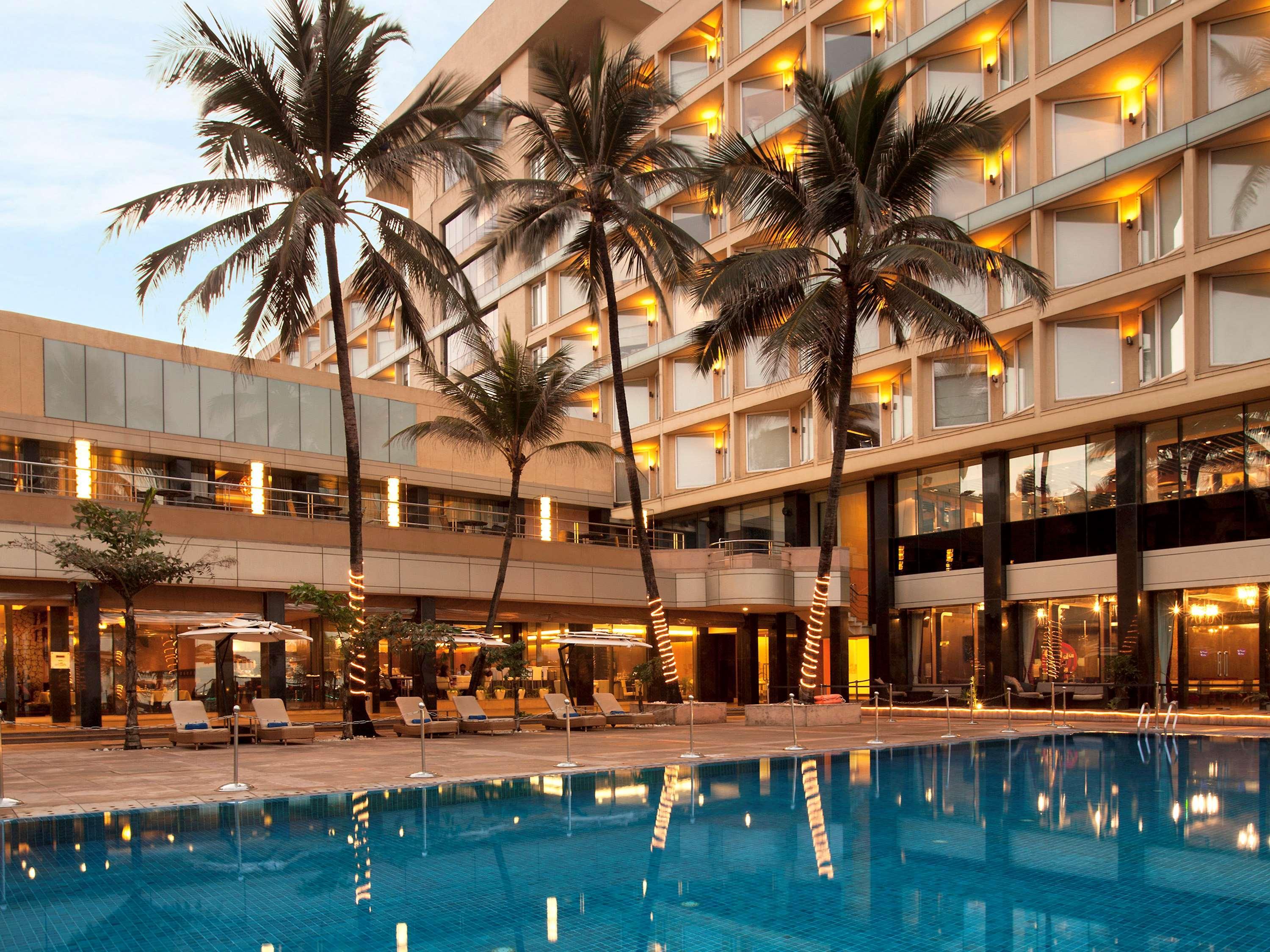 Novotel Mumbai Juhu Beach Kültér fotó The Taj Mahal Palace, Mumbai
