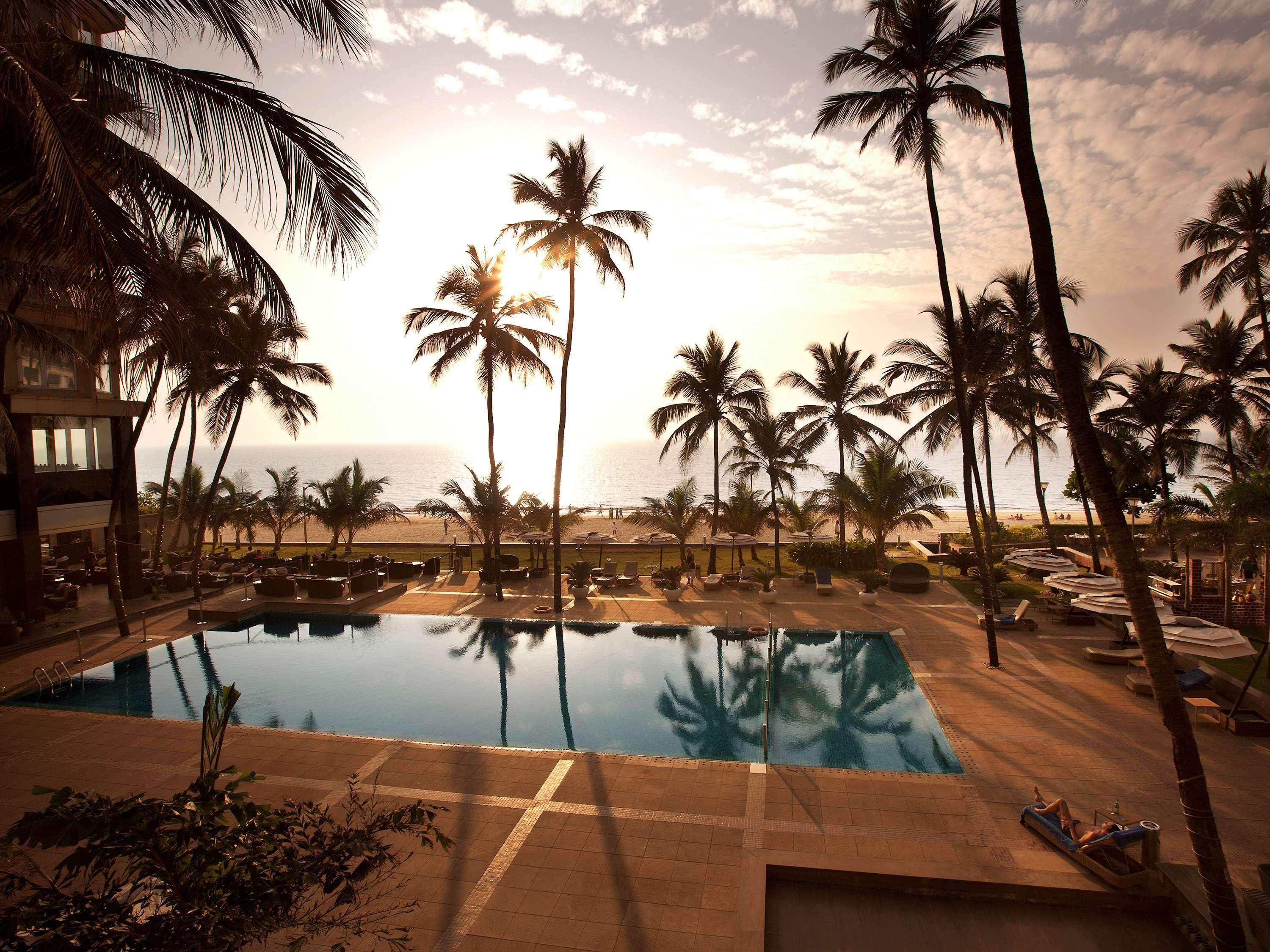 Novotel Mumbai Juhu Beach Kültér fotó The pool at the Taj Bengal