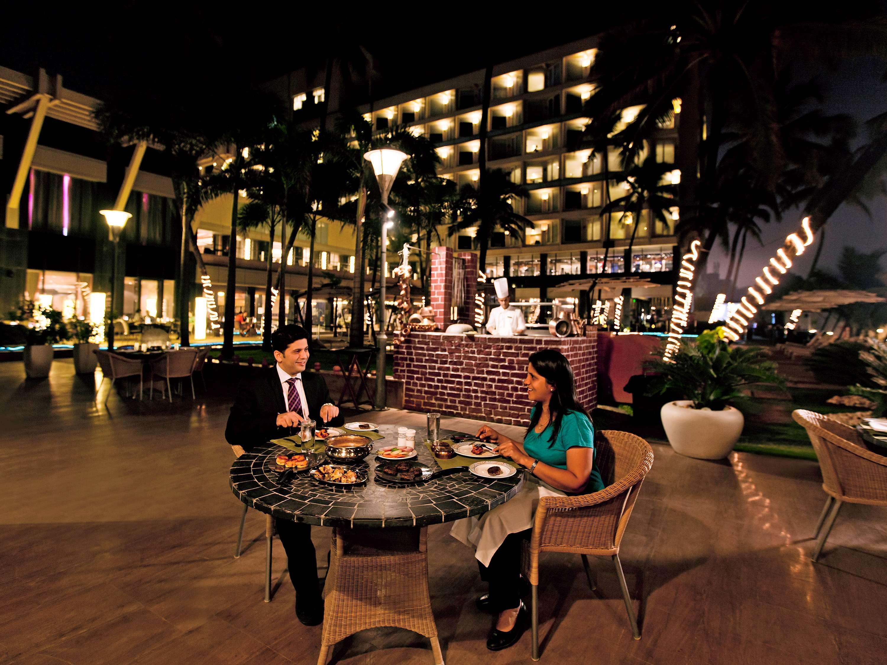 Novotel Mumbai Juhu Beach Kültér fotó The Royal Bar