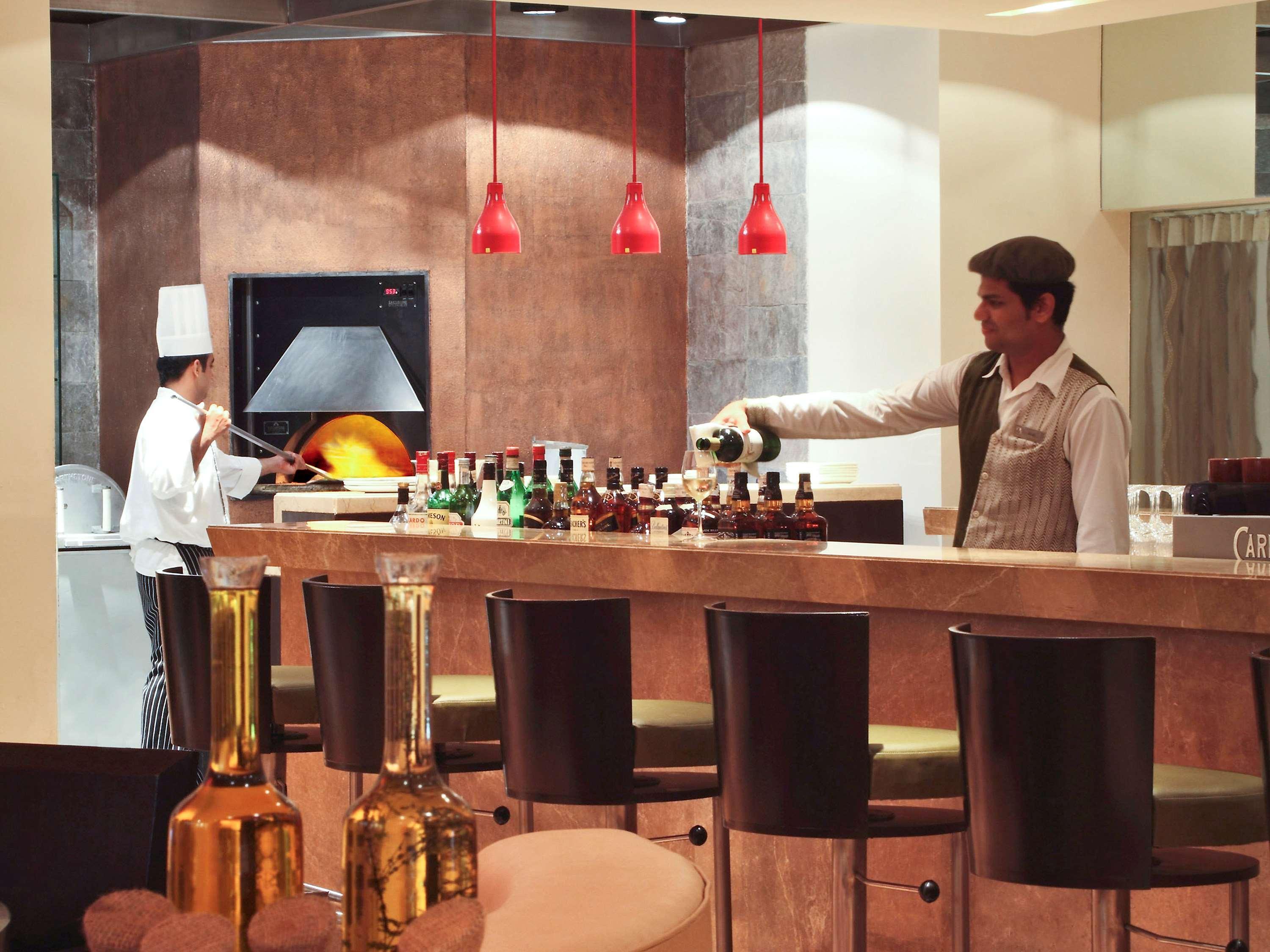 Novotel Mumbai Juhu Beach Kültér fotó A bartender at work