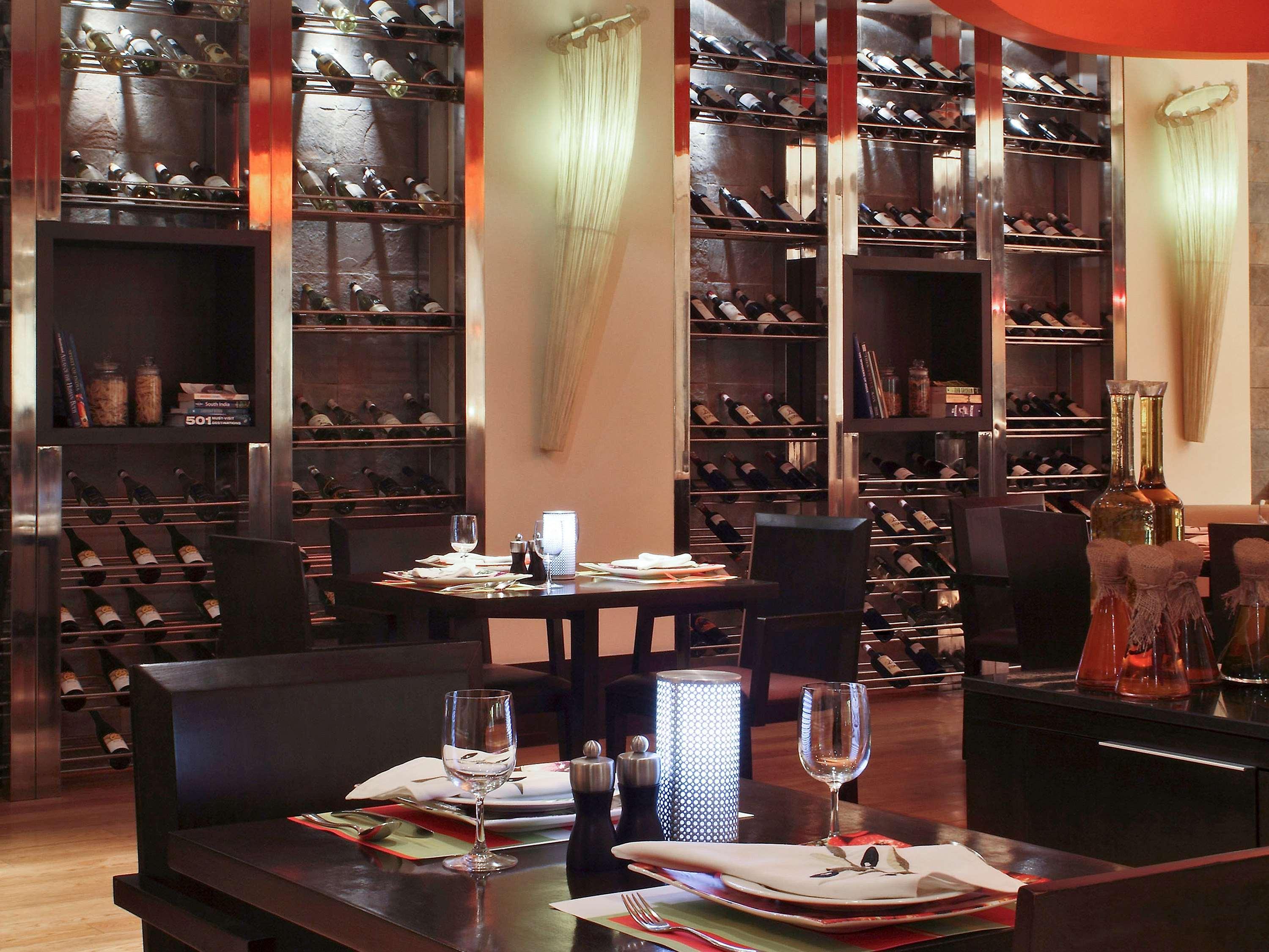 Novotel Mumbai Juhu Beach Kültér fotó The interior of the restaurant
