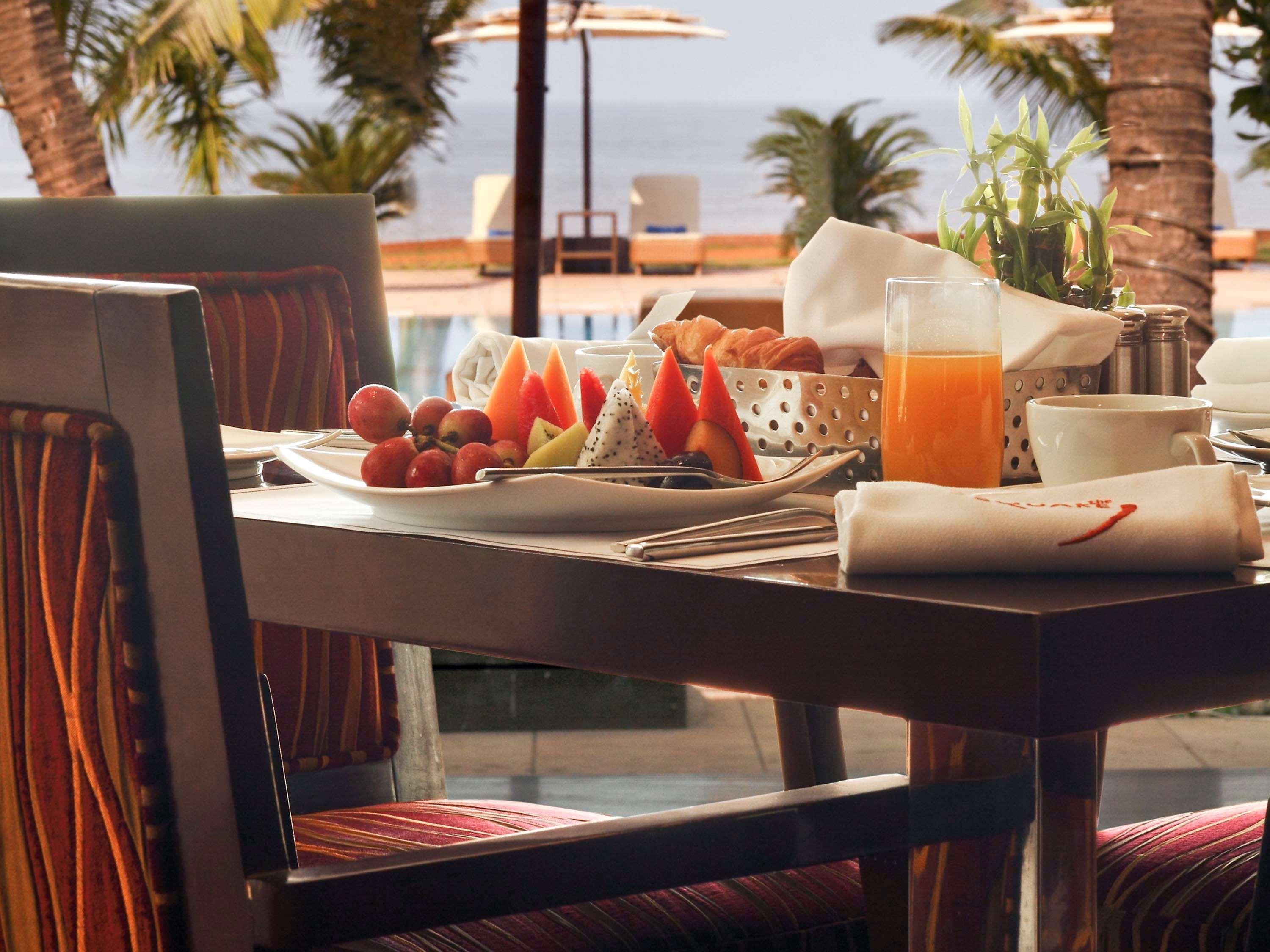 Novotel Mumbai Juhu Beach Kültér fotó A Christmas cracker on a table laid for breakfast