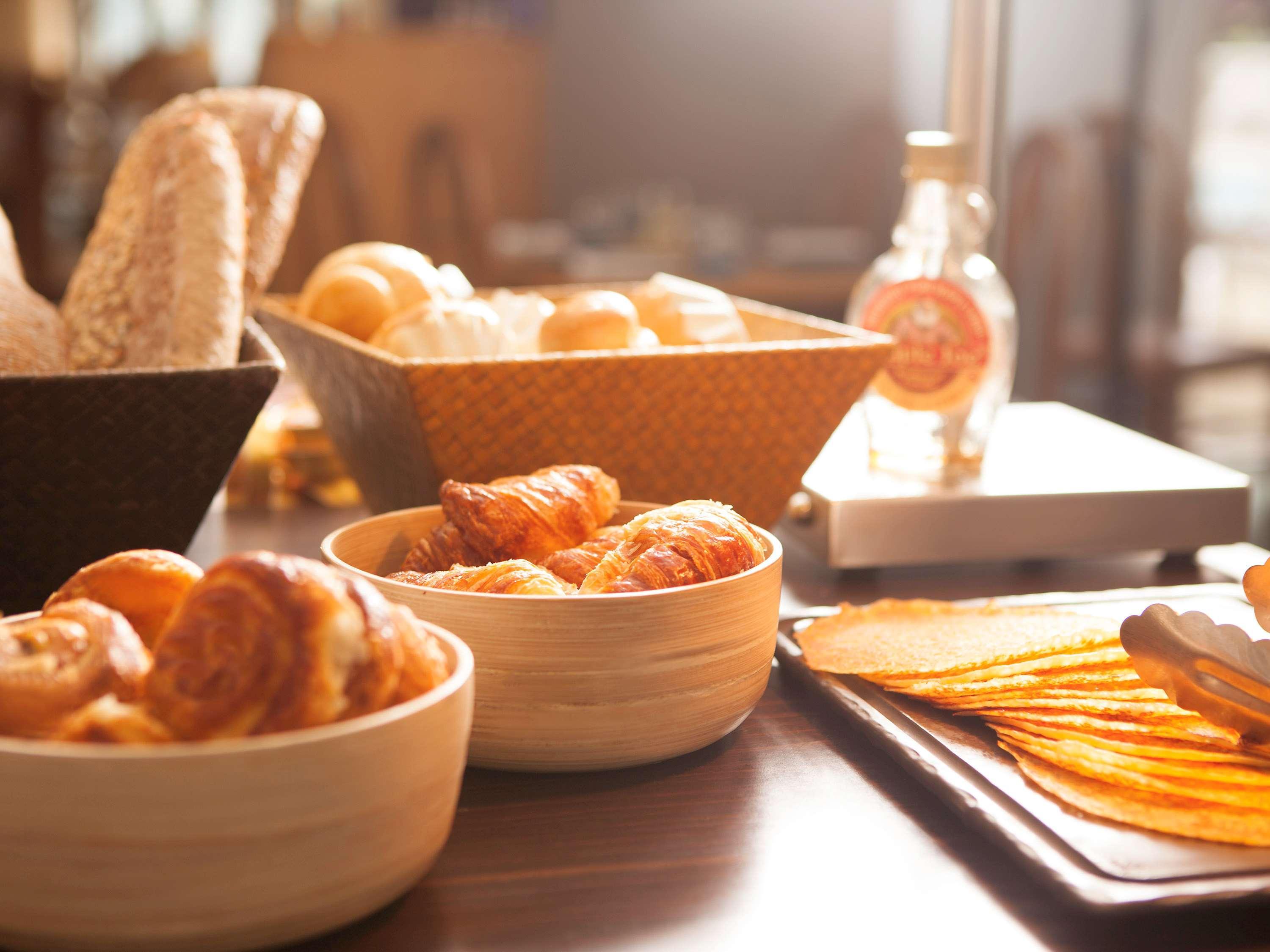 Novotel Mumbai Juhu Beach Kültér fotó A selection of breads and pastries