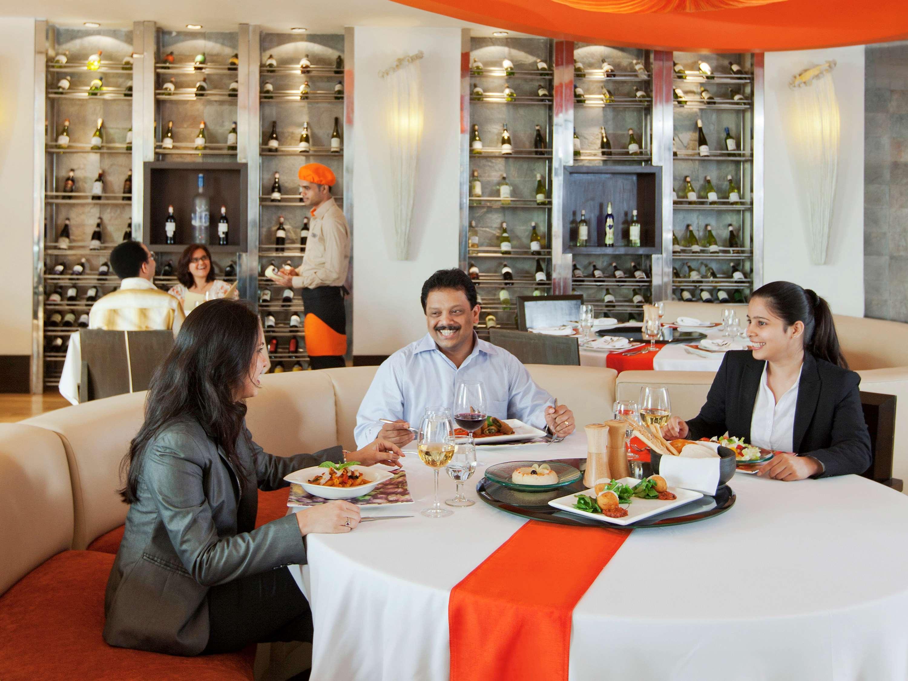 Novotel Mumbai Juhu Beach Kültér fotó The Park, New Delhi