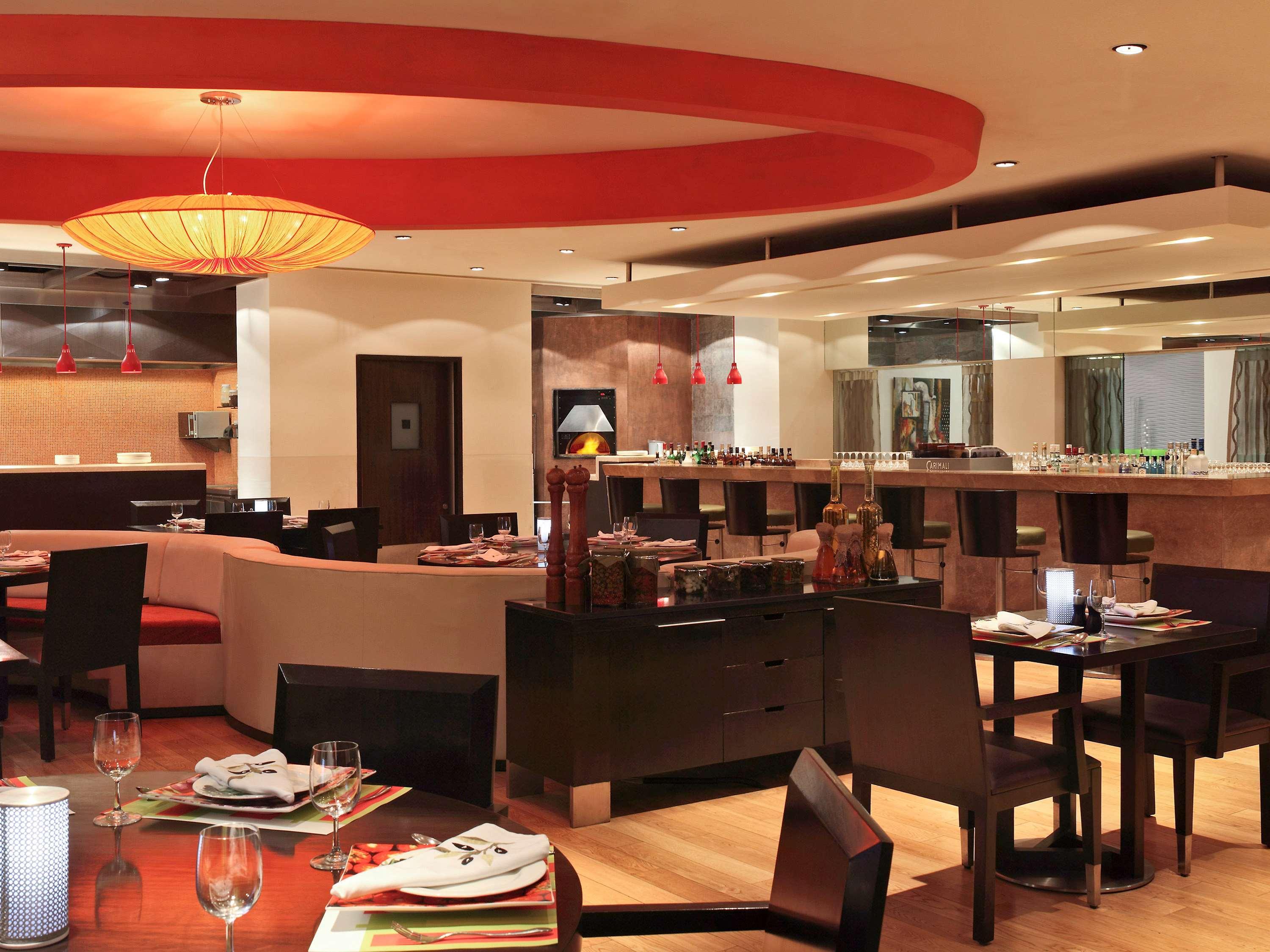 Novotel Mumbai Juhu Beach Kültér fotó The interior of a typical restaurant