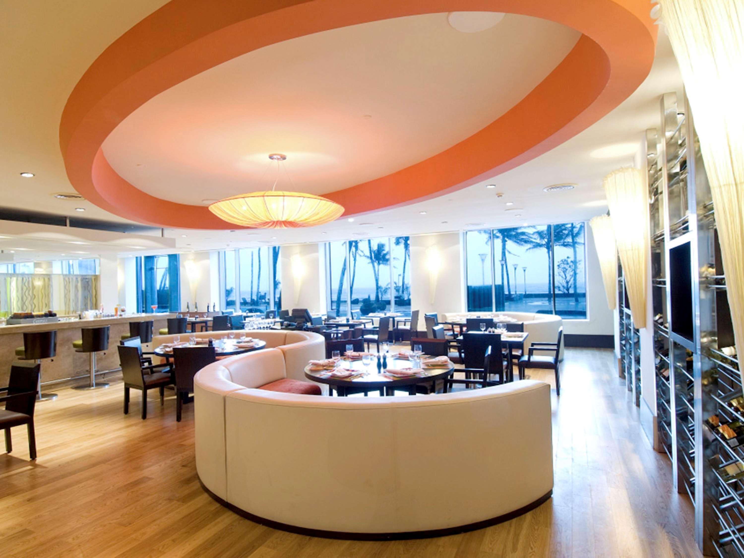 Novotel Mumbai Juhu Beach Kültér fotó The restaurant