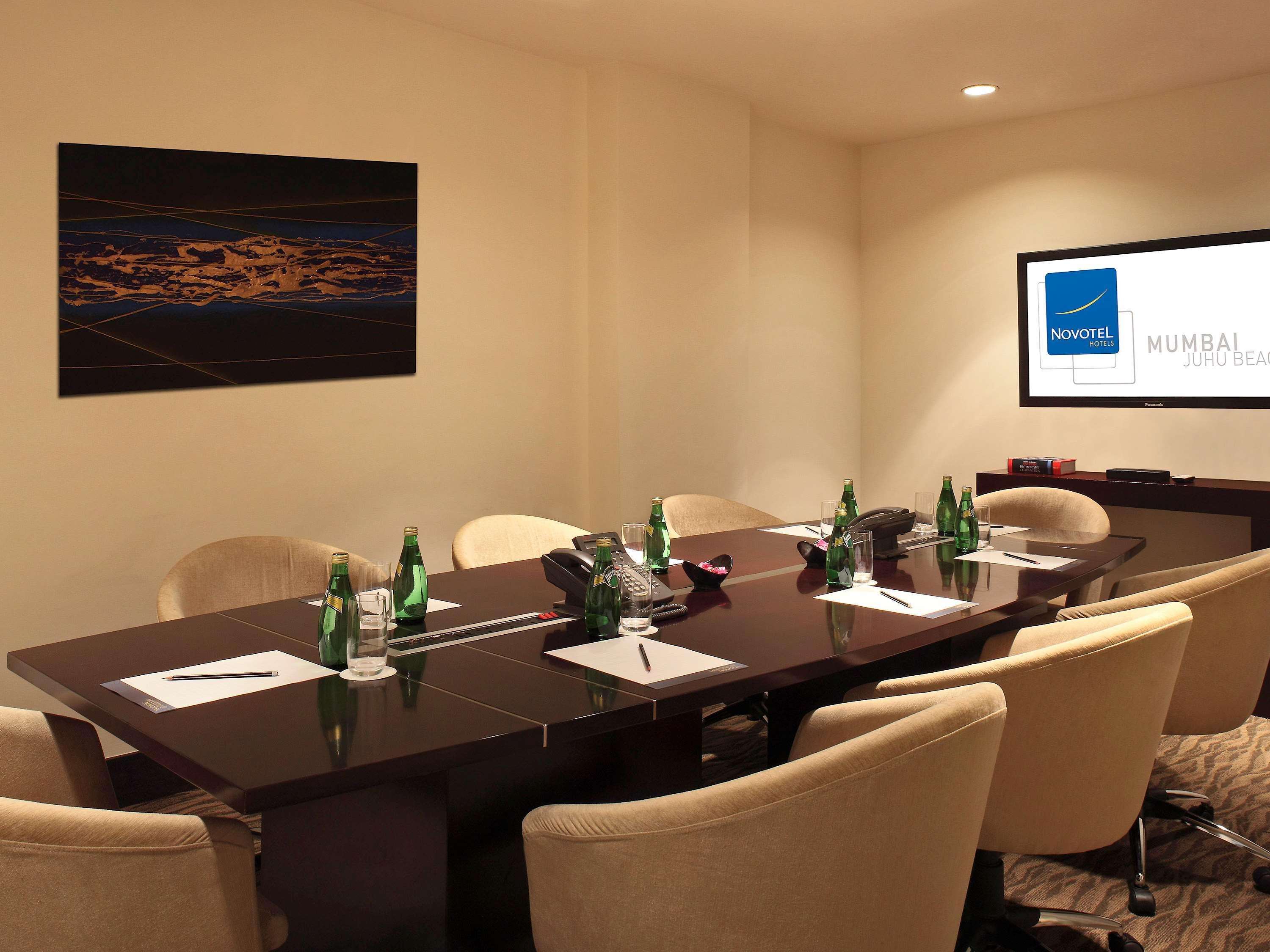 Novotel Mumbai Juhu Beach Kültér fotó Meeting room at the hotel