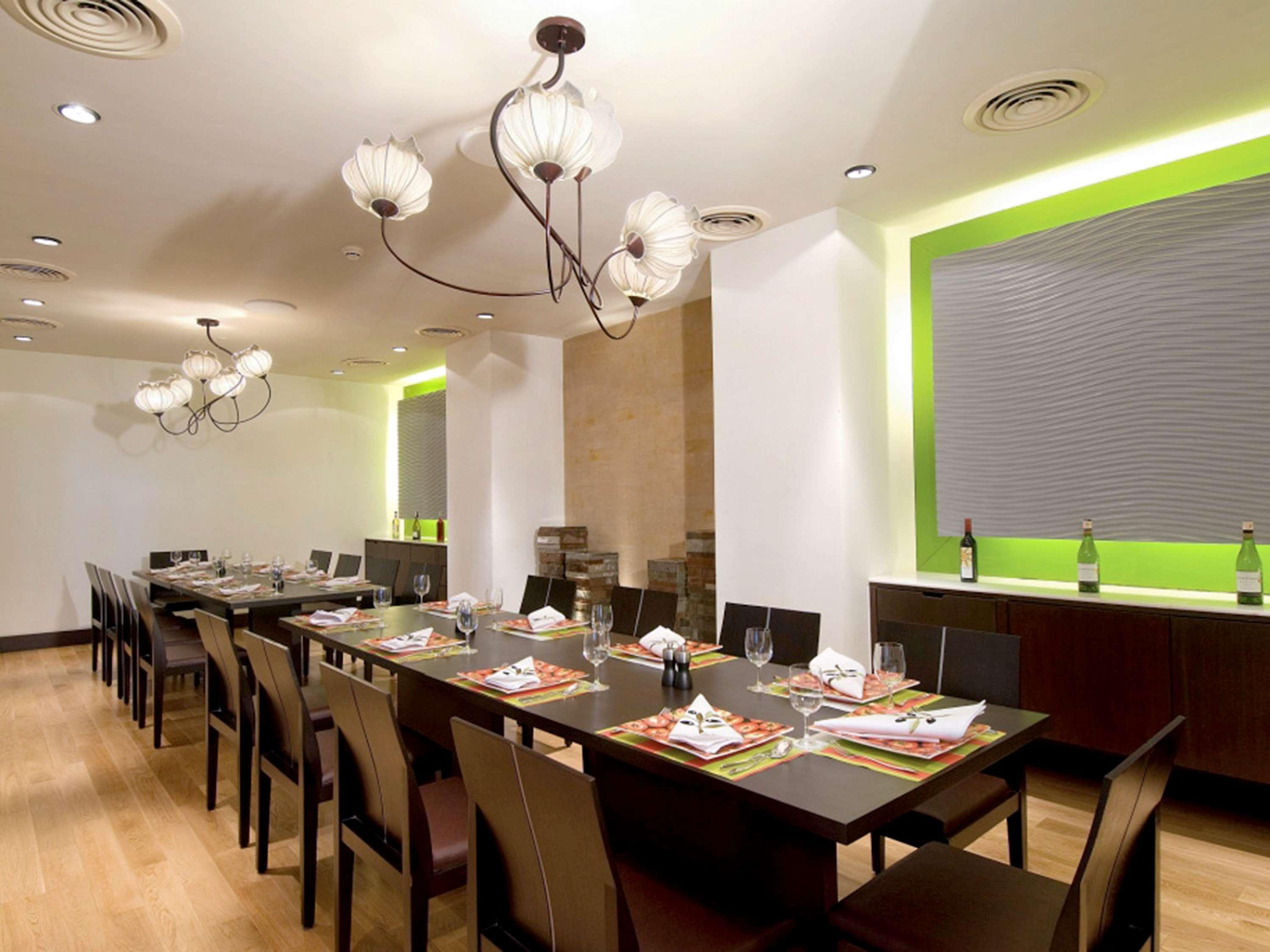 Novotel Mumbai Juhu Beach Kültér fotó The private dining room at the restaurant