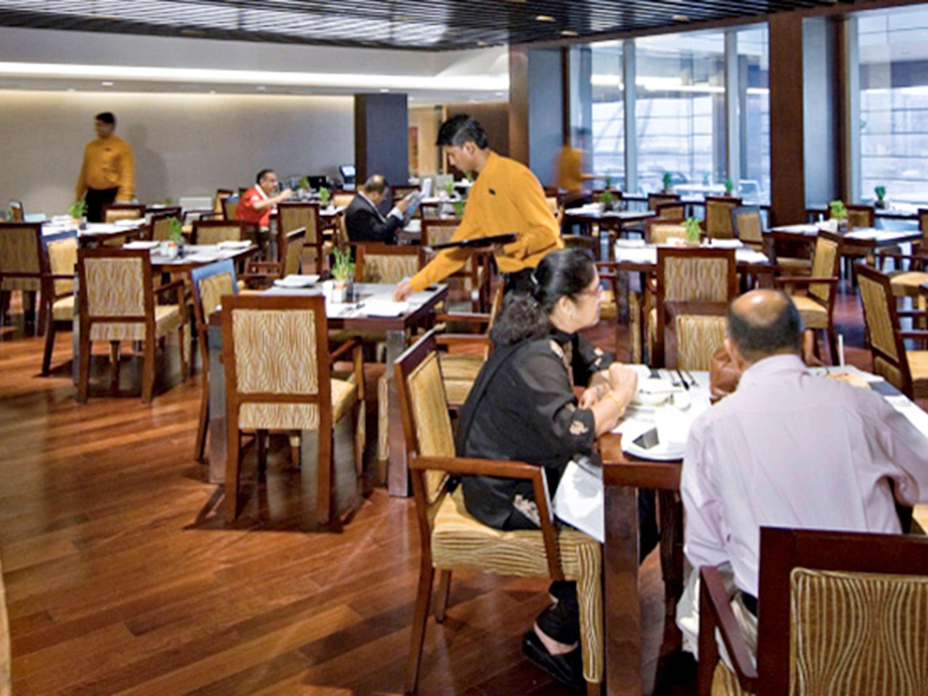 Novotel Mumbai Juhu Beach Kültér fotó A restaurant in India