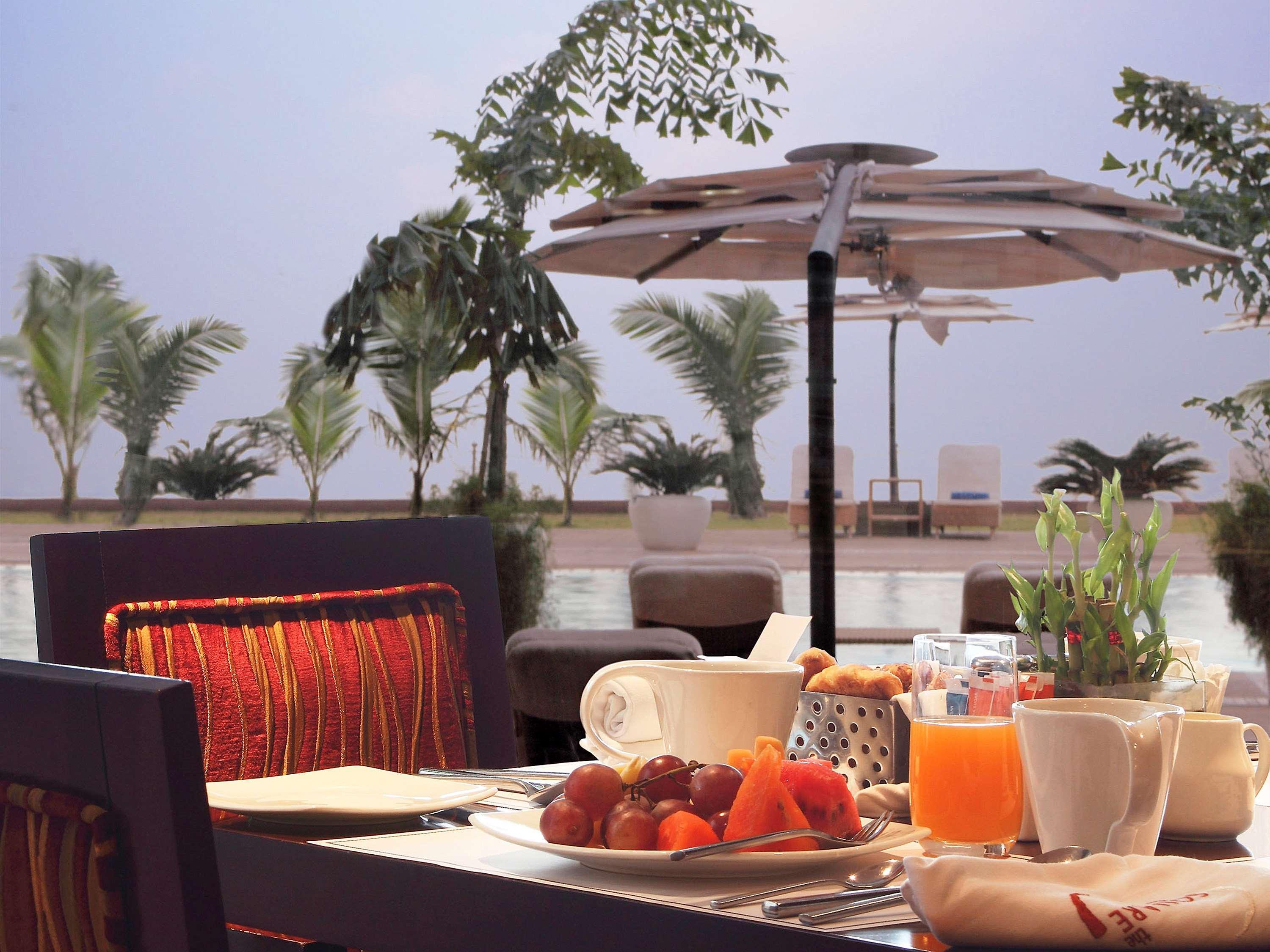 Novotel Mumbai Juhu Beach Kültér fotó The poolside at the Taj Bengal